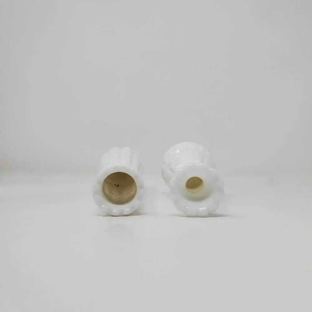 Vintage Set of 2 White Milkglass vase/budvase In Great condition 6